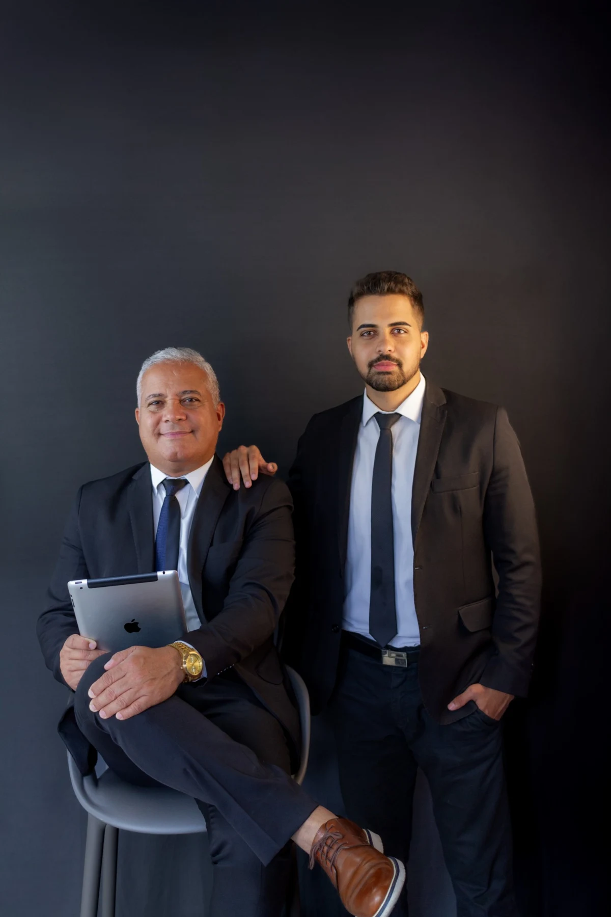 Fotografia dos dois profissionais do Áquila Advogados